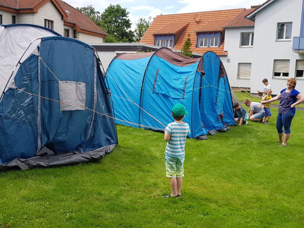 Alle helfen beim Aufbau der Zelte